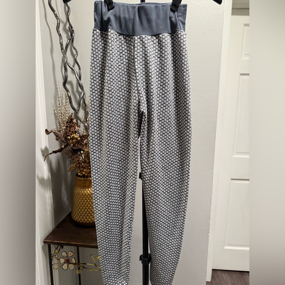 Women's Grey & White Textured Scrunch-butt Leggings - Picture 2 of 2